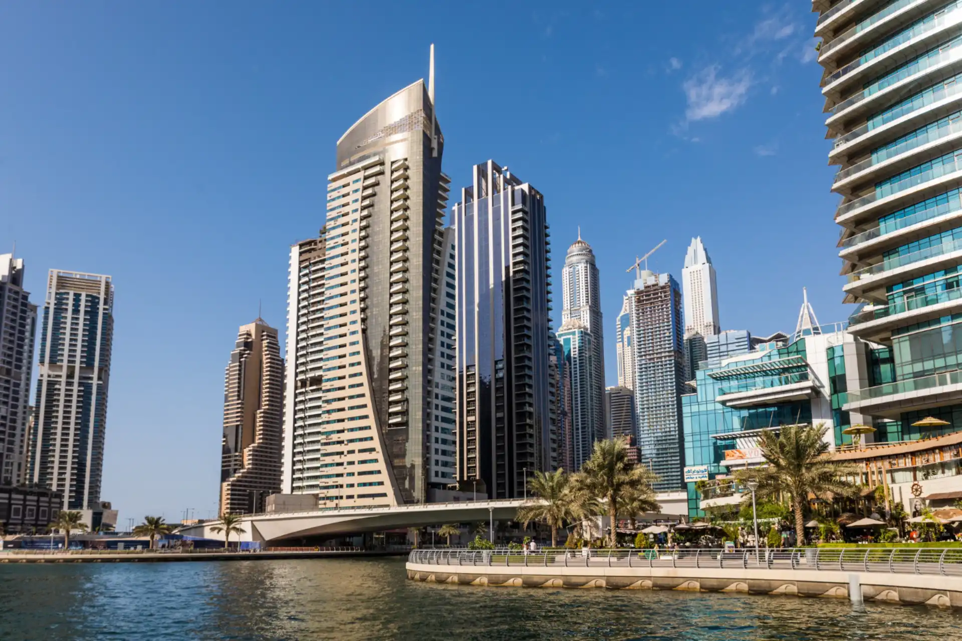 7596 Dubai Marina skyline with skyscrapers and waterfront promenade.